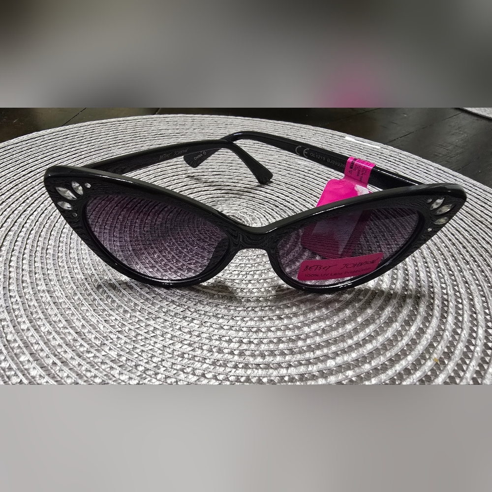 NWT BETSEY JOHNSON SUNGLASSES EYEWEAR ACCESSORY - Picture 2 of 5